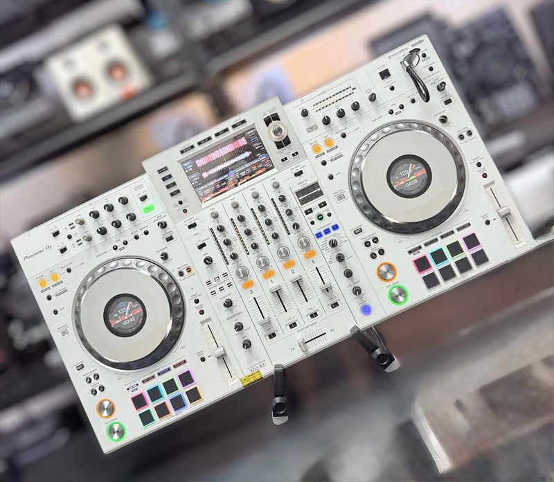 Bàn DJ màu trắng trên bàn