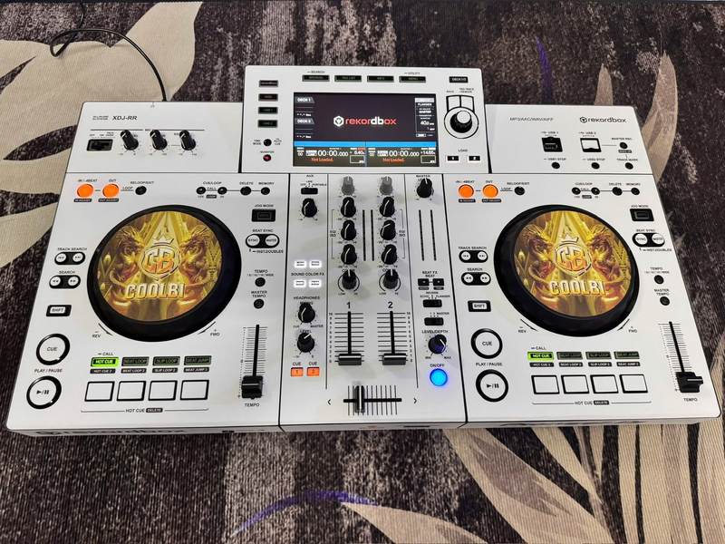 Bàn DJ màu trắng trên bàn