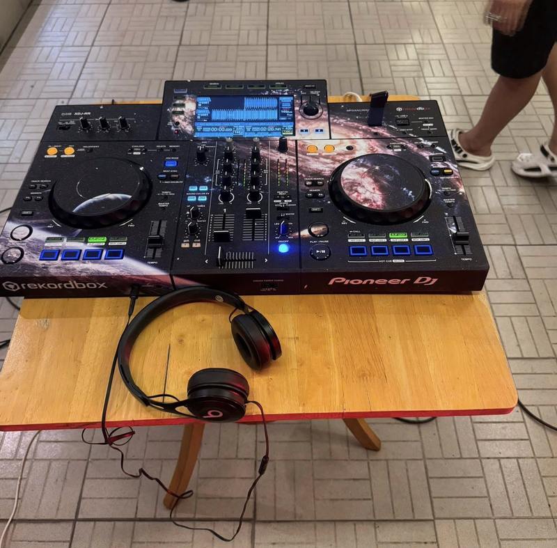 Bàn DJ màu đen trên bàn