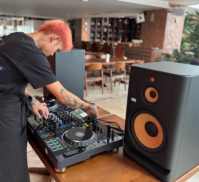 Producer đang chỉnh bàn DJ trong 1 buổi tiệc