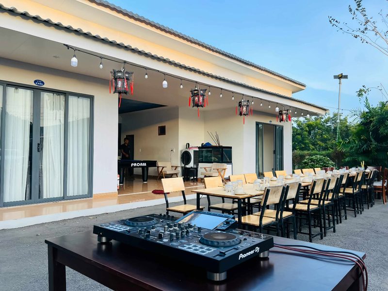 Bàn DJ màu đen bên cạnh hồ bơi HCM