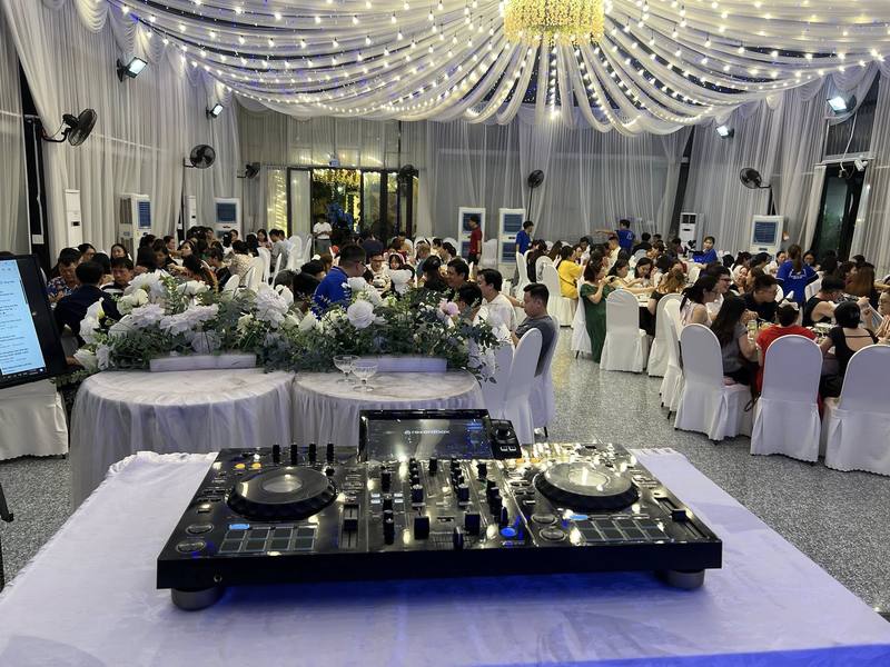 Bàn DJ tại 1 tiệc cưới màu trắng HCM