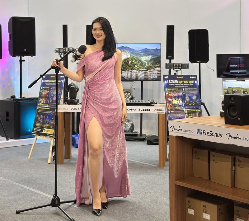 Ca sĩ đang biểu diễn bên chân micro
