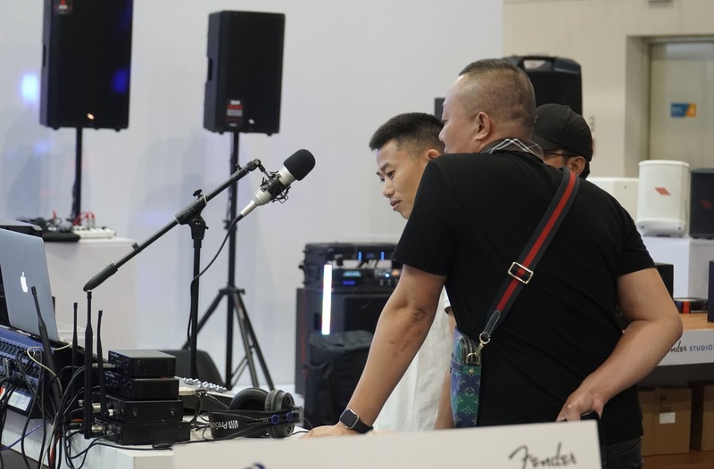 3 người đang sử dụng chân micro