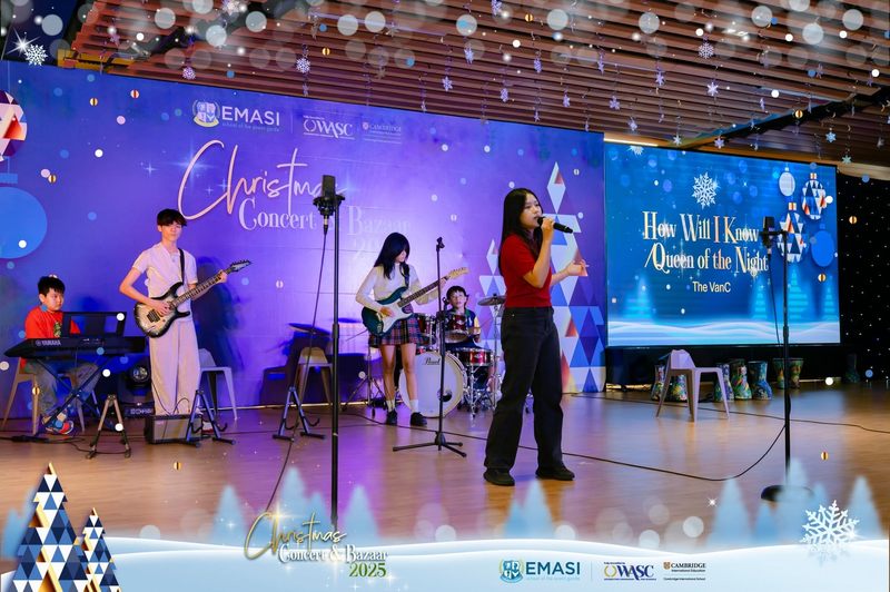 ban nhạc đang dùng chân micro biểu diễn