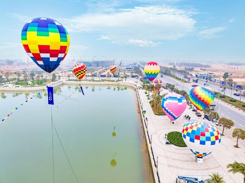 Cho thuê khinh khí cầu sự kiện chuyên nghiệp tại TP.HCM với nhiều mẫu khinh khí cầu màu sắc nổi bật trên bầu trời.