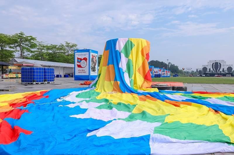 Ảnh khinh khí cầu chưa bay, màu sắc sặc sỡ, phục vụ thuê khinh khí cầu sự kiện chuyên nghiệp tại TP.HCM.