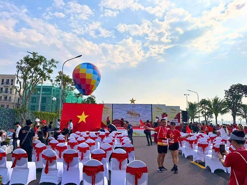 Khinh khí cầu nhiều màu sắc bay trên sân khấu sự kiện đông người tại TP.HCM, dịch vụ thuê khinh khí cầu sự kiện chuyên nghiệp.