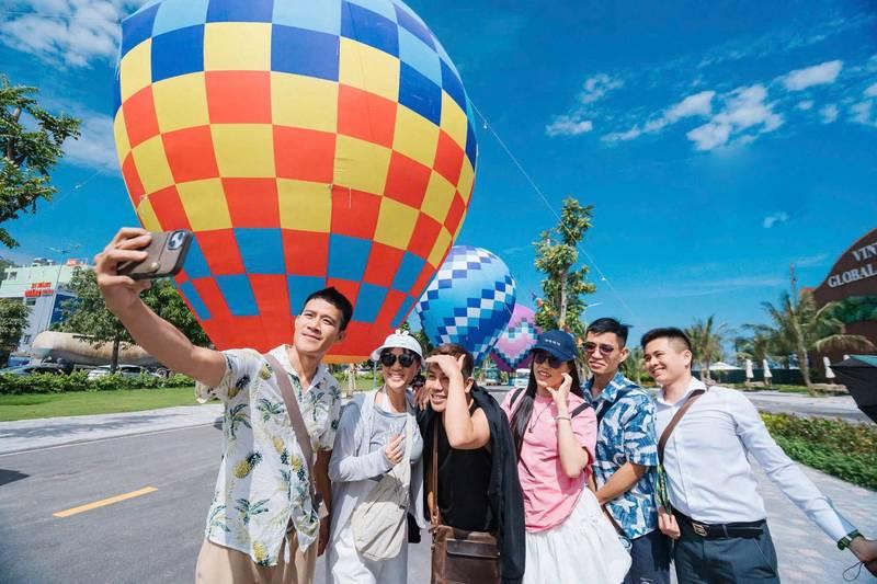 Nhóm bạn chụp ảnh selfie cùng khinh khí cầu đa màu sắc khi thuê khinh khí cầu sự kiện chuyên nghiệp tại TP.HCM.