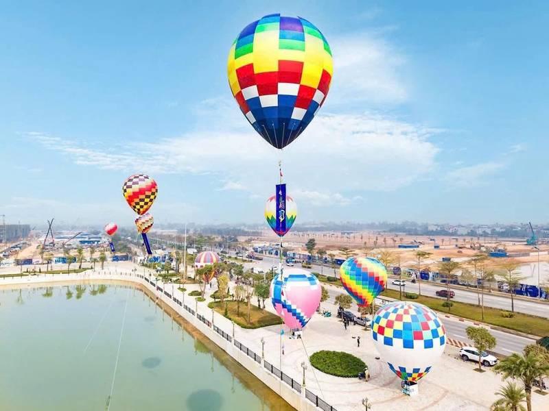 Cho thuê khinh khí cầu sự kiện chuyên nghiệp tại TP.HCM với nhiều khinh khí cầu màu sắc nổi bật bay trên bầu trời.