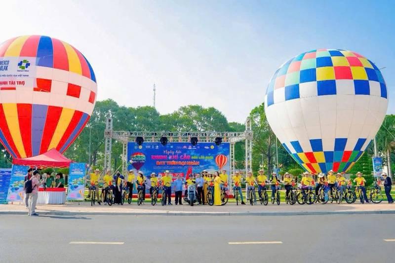 Cho thuê khinh khí cầu sự kiện chuyên nghiệp tại TP.HCM với khinh khí cầu nhiều màu sắc trong lễ hội ngoài trời.