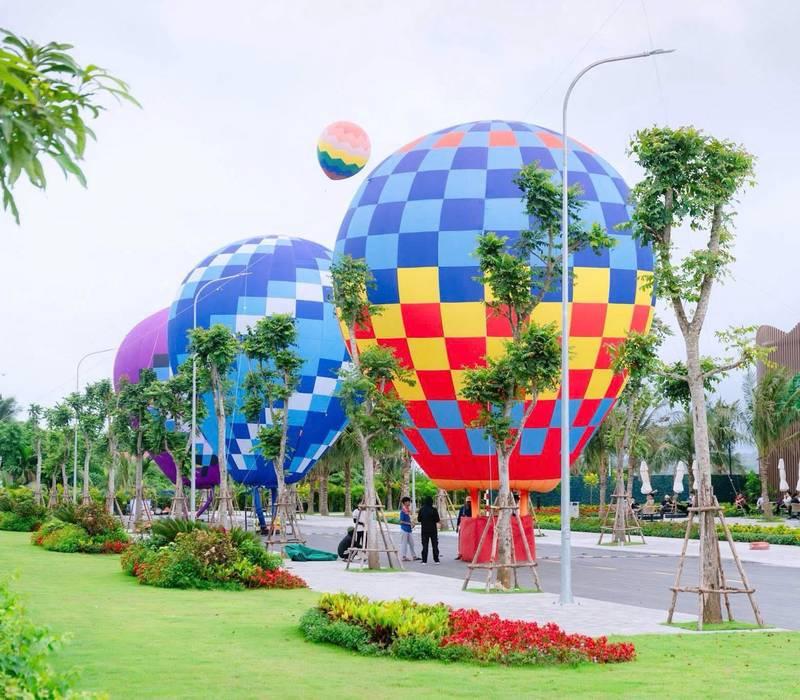 Cho thuê khinh khí cầu sự kiện chuyên nghiệp tại TP.HCM với nhiều thiết kế màu sắc nổi bật trên bầu trời.