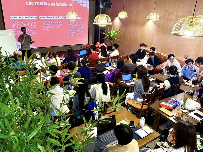 Micro không dây cho 1 workshop chứng khoán dưới 50 khách