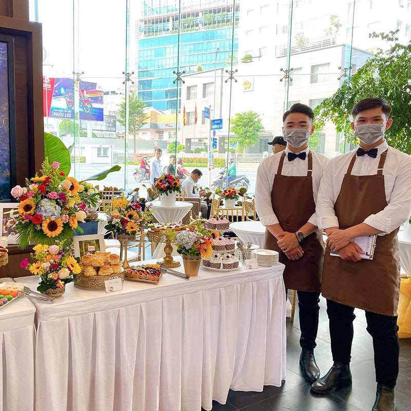 Nhân viên set up tiệc tea break