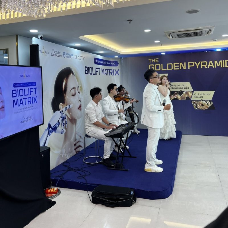Band nhạc hát tại sự kiện tất niên
