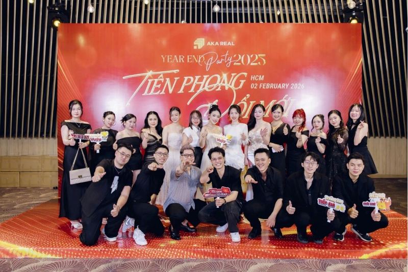 Chụp hình tập thể sự kiện tất niên của công ty Aka Real