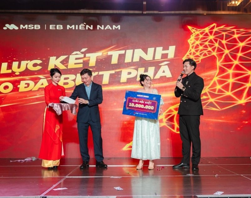 Khoảnh khắc trao giải trong sự kiện tiệc tất niên