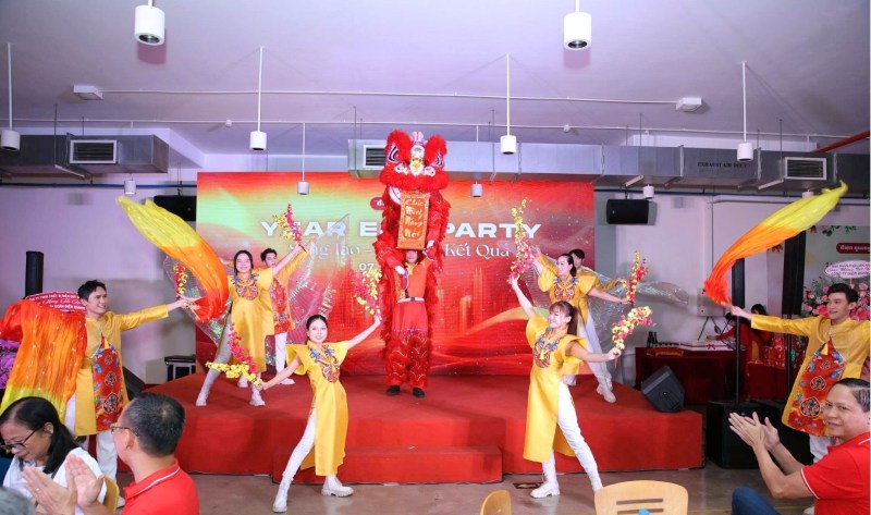 Văn nghệ trong tiệc cuối năm của công ty Điện Quang