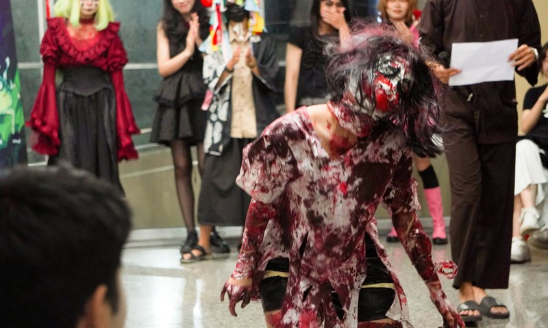 Nhân viên hóa trang pohong cách halloween