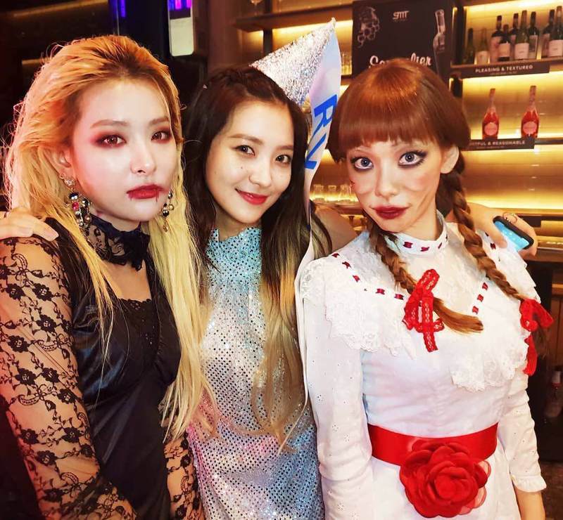Nhân viên hóa trang halloween